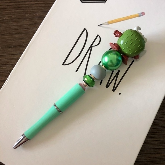 Disney Doorables: Moana: Kakamora #2 handmade beaded pen - Picture 3 of 3